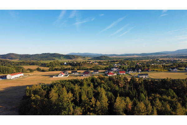 kłodzki, Kłodzko, Ławica, Widokowe dziqłki budowlane, 4 km od Klodzka.